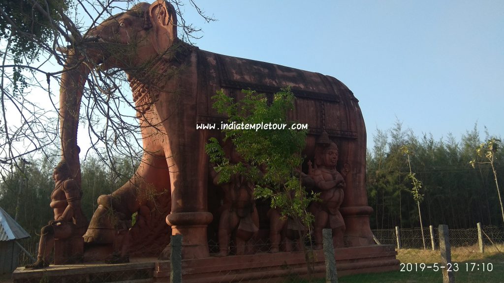 Sri Thuravu Melazhagar Temple- Salupai- Elephant Statue 